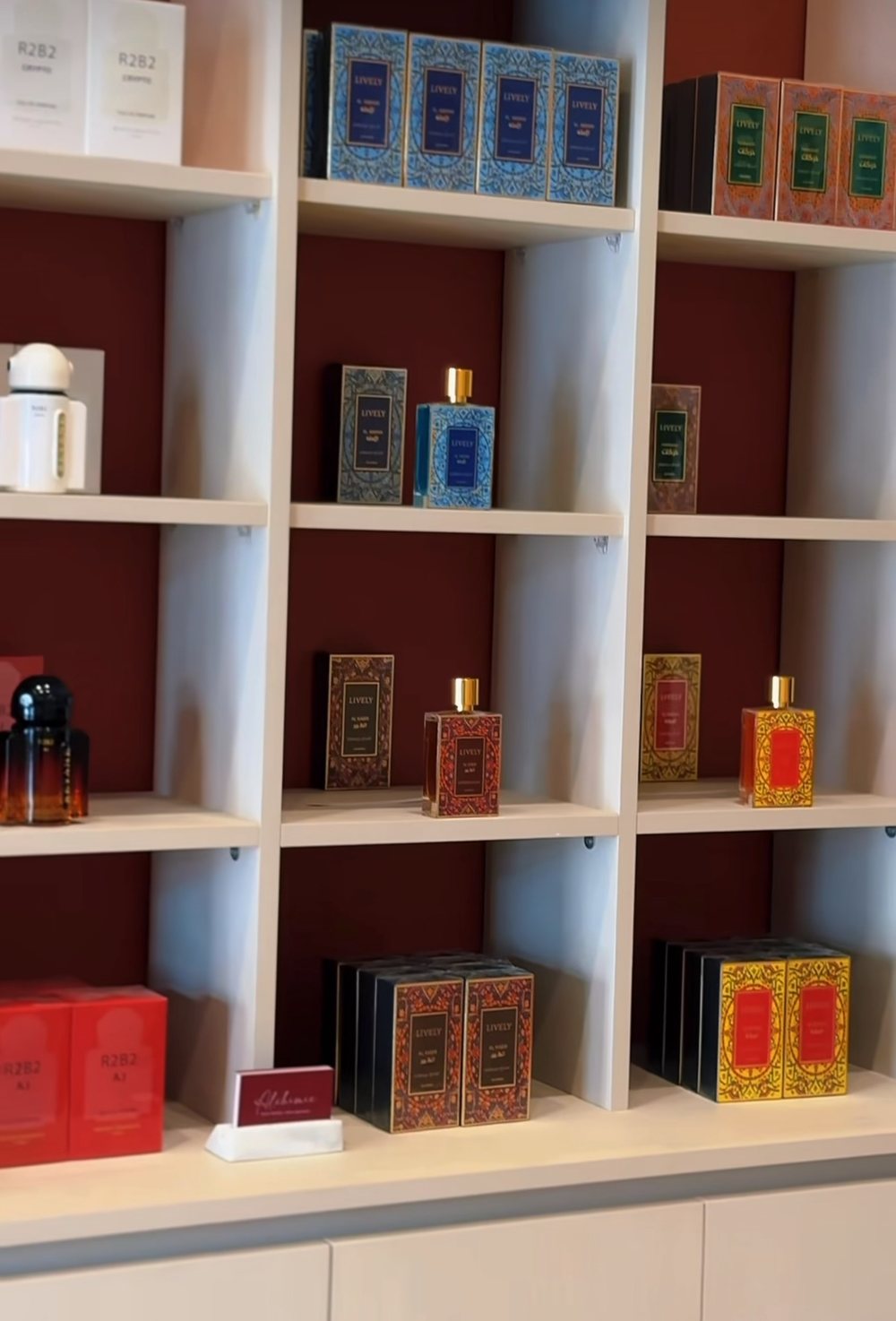 Étagères de parfums de la boutique Alchimie